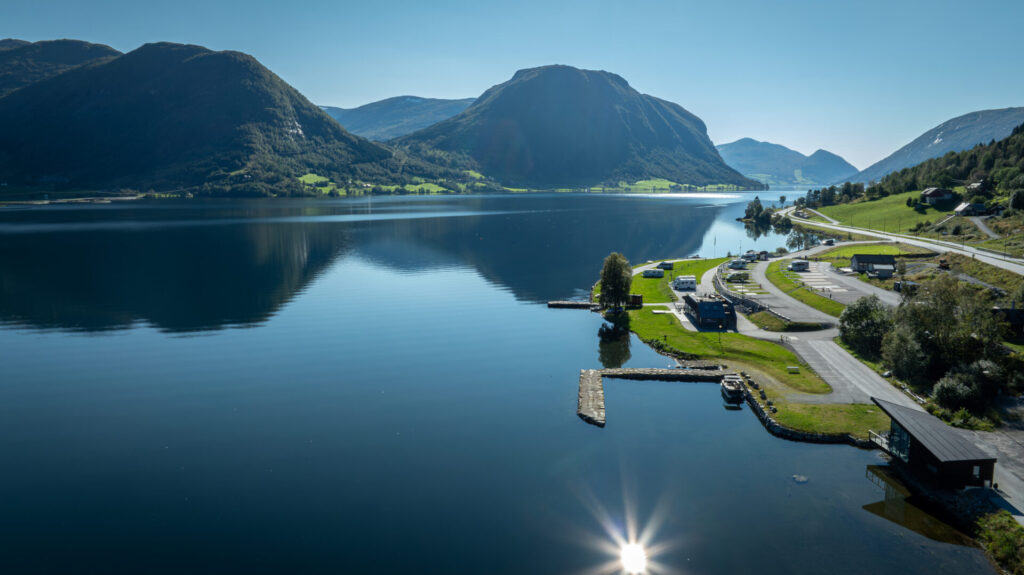 Bilde av Jølster Panorama med Jølstravatnet og fjellandskap. Foto.